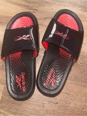 Reebok unisex  Black & Red Slide Sandals with Logo size 5 kids
